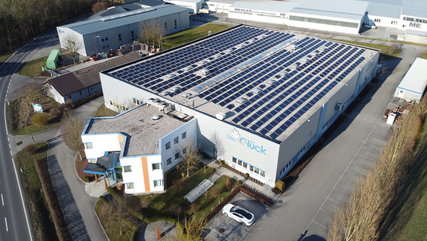Das Dach der Firma CNC Glück ist mit Photovoltaik-Elementen bestückt, für umweltfreundliche Energie!